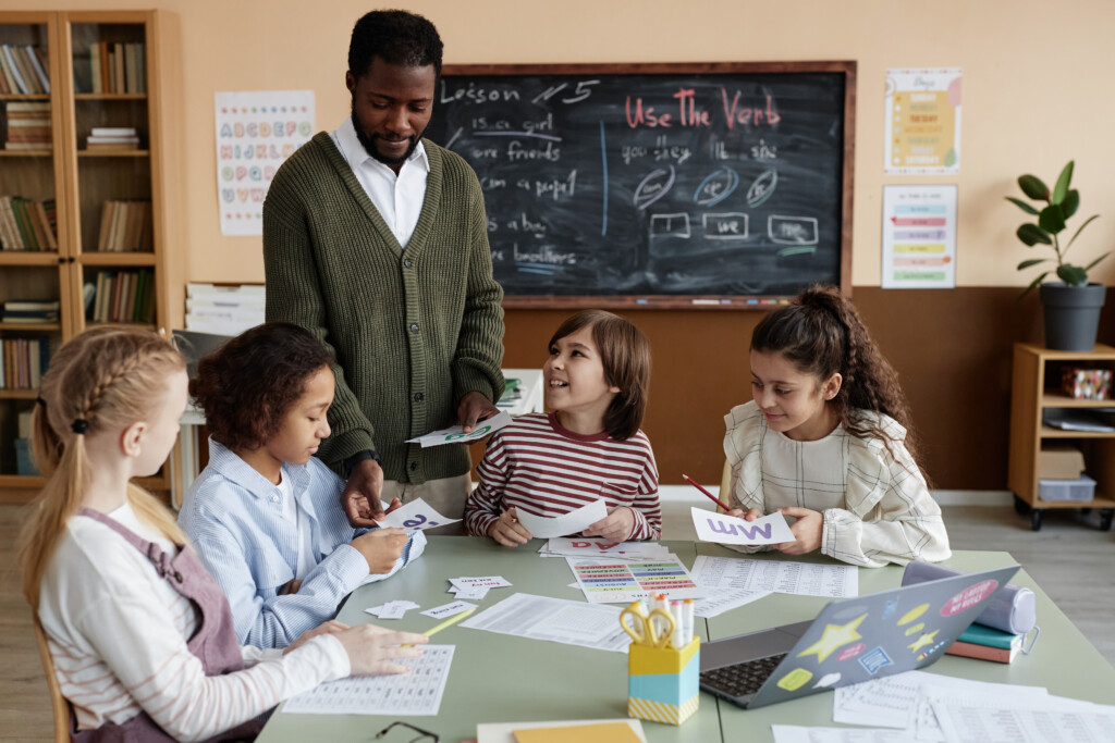 african-american-teacher-working-with-kids-1024×683